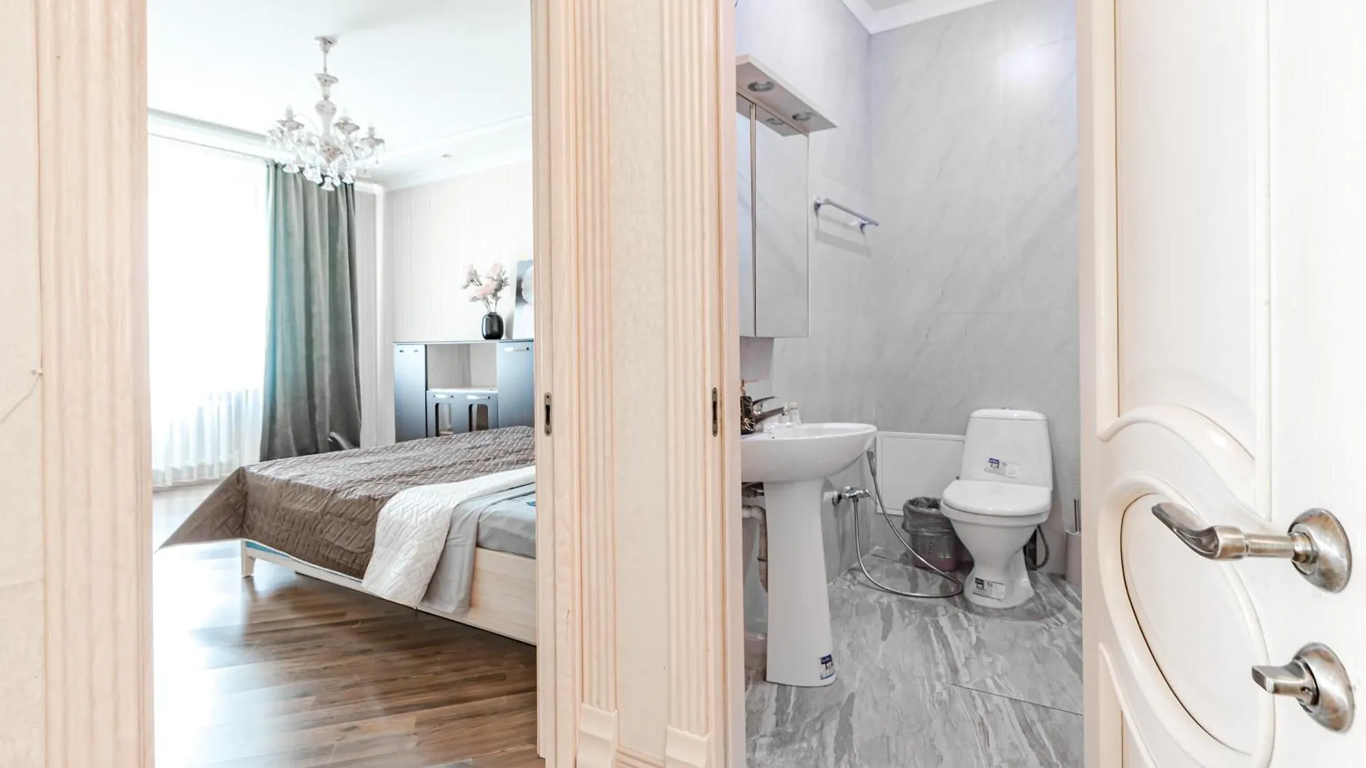 Просторная 4Х Комнатная Квартира Рядом С Байтереком Nur-Sultan  Apartment
