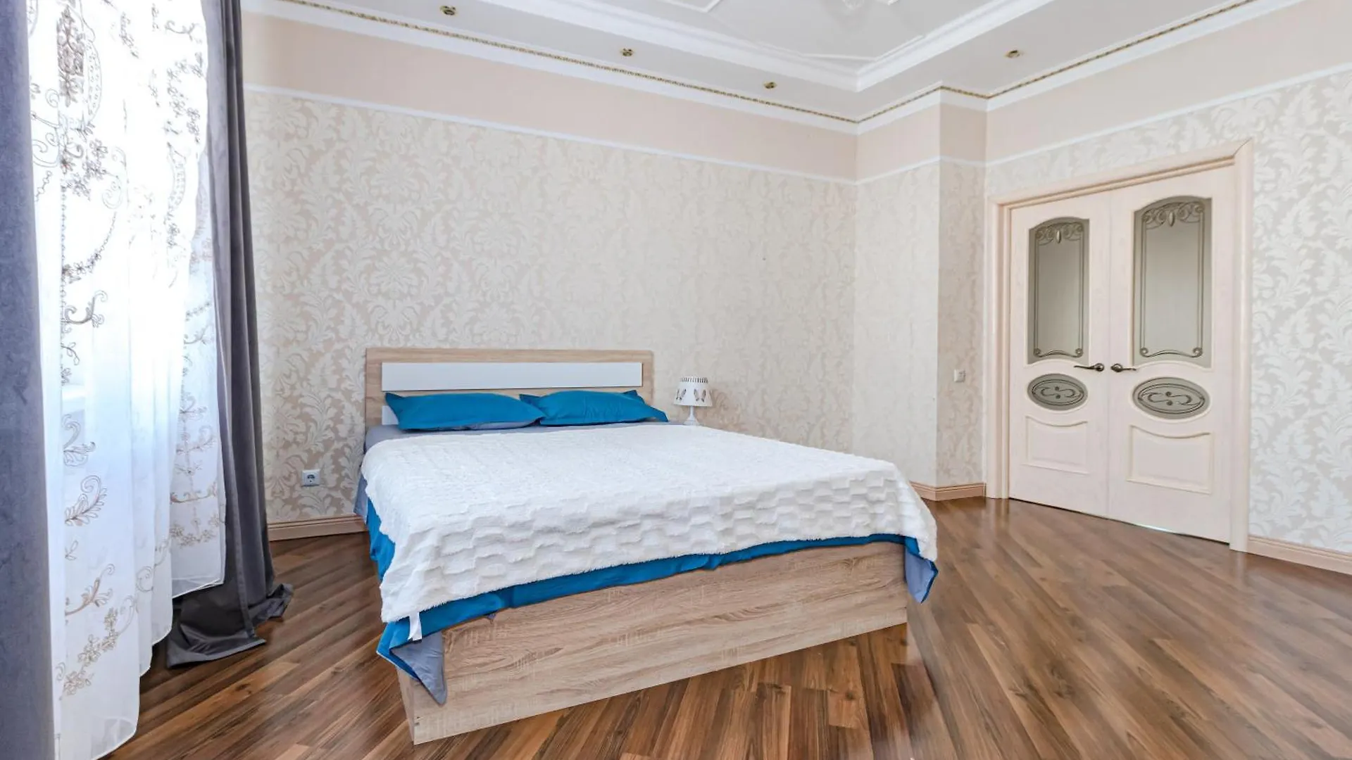 Просторная 4Х Комнатная Квартира Рядом С Байтереком Nur-Sultan  Apartment